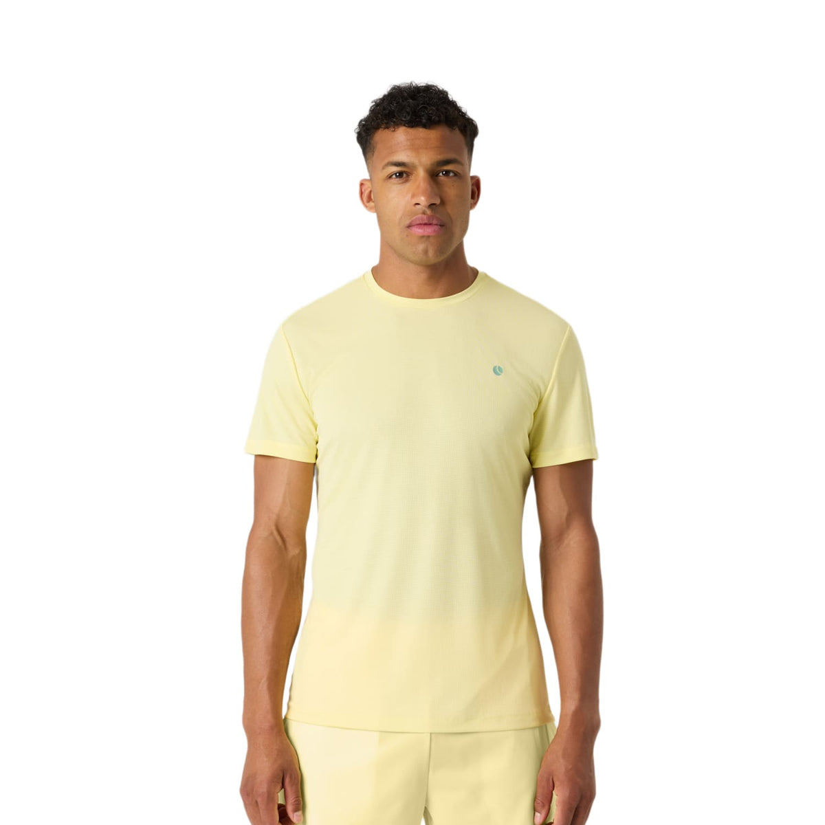 Model draagt het Bjorn Borg Ace Light T-shirt voor heren in geel met short