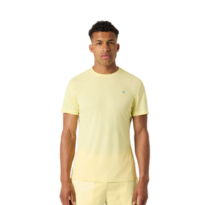 Model draagt het Bjorn Borg Ace Light T-shirt voor heren in geel met short