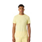Model draagt het Bjorn Borg Ace Light T-shirt voor heren in geel met short