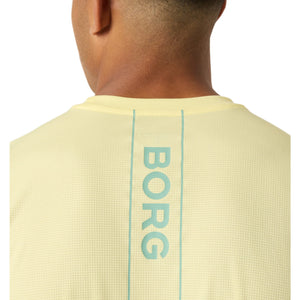 Detail van de BORG-print op de rug van het gele Ace Light T-shirt