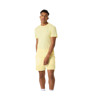 Model ten voeten uit in het gele Ace Light T-shirt en gele short
