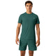 Model draagt het Bjorn Borg Ace Light T-shirt in donkergroen met short