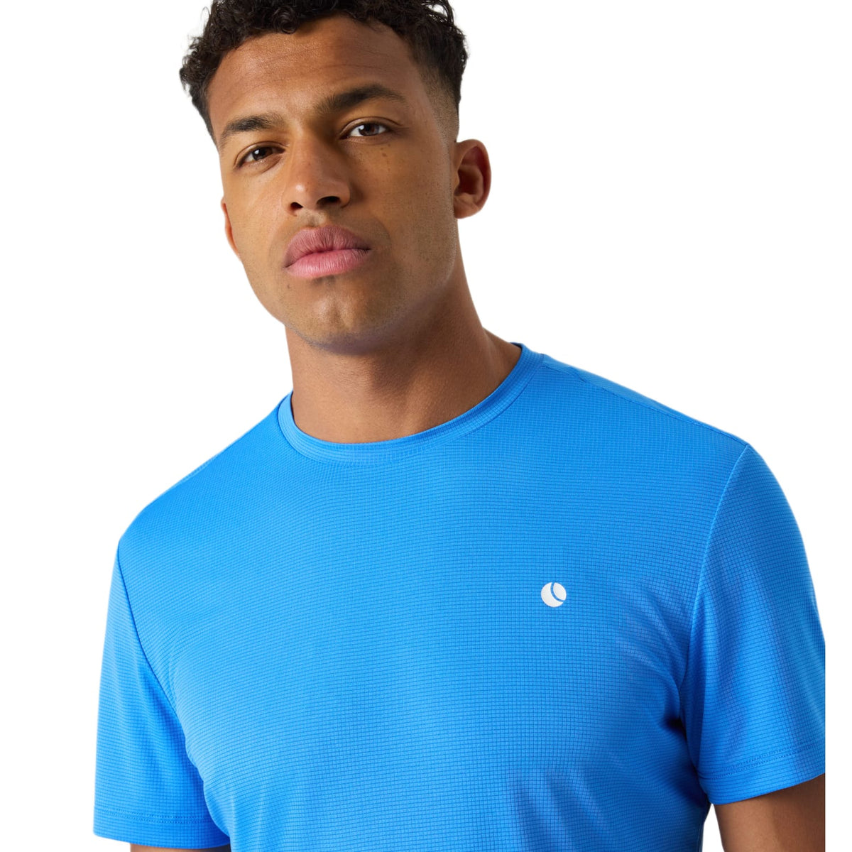 Detail van de ronde hals en het borstlogo op het blauwe Ace Light T-shirt