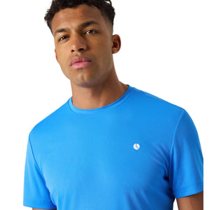 Detail van de ronde hals en het borstlogo op het blauwe Ace Light T-shirt
