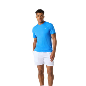 Model ten voeten uit in het blauwe Ace Light T-shirt en witte short