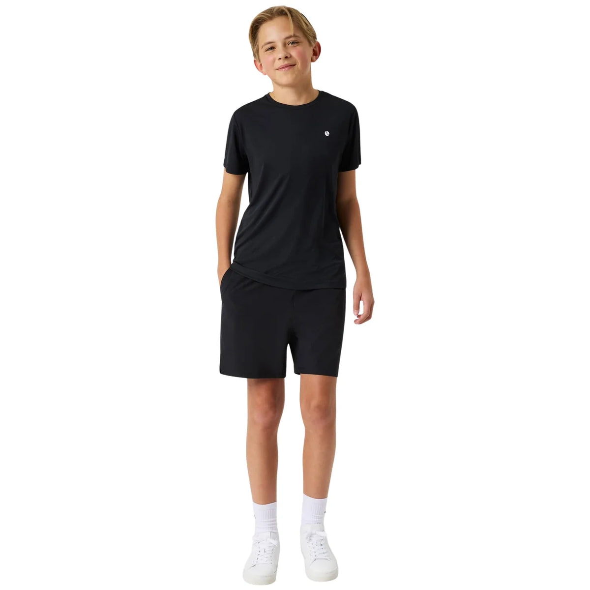 Model draagt de complete Björn Borg Ace Light Black Beauty Set JR