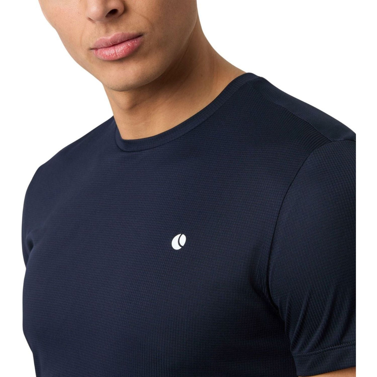 Close-up van het borstlogo op het marineblauwe Bjorn Borg Ace Light T-shirt