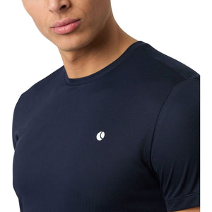 Close-up van het borstlogo op het marineblauwe Bjorn Borg Ace Light T-shirt