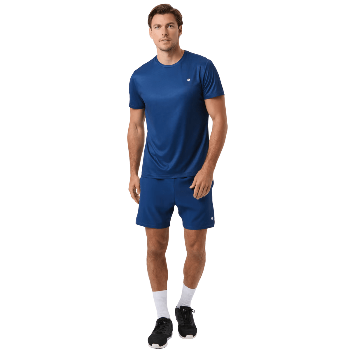 Model draagt het denimblauwe Ace Light T-shirt met bijpassende short