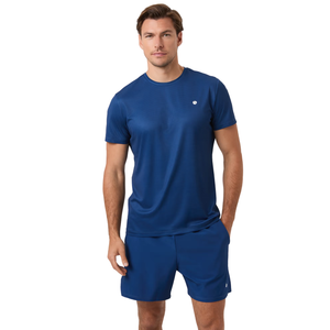 Model draagt het marineblauwe Ace Light T-shirt met bijpassende short