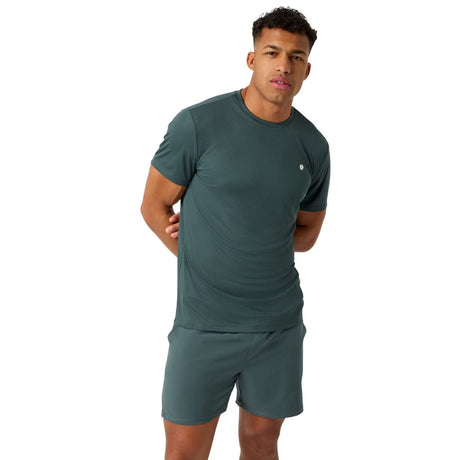 Model draagt het grijsgroene Ace Light T-shirt met bijpassende short