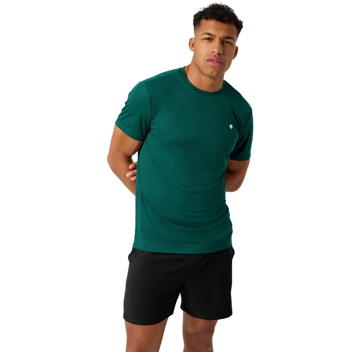 Model draagt het donkergroene Ace Light T-shirt met zwarte short
