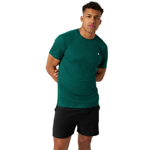 Model draagt het donkergroene Ace Light T-shirt met zwarte short