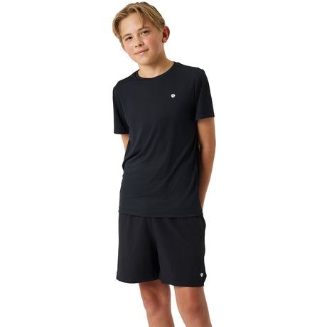 Junior model draagt het zwarte Bjorn Borg Ace Light T-shirt met bijpassende zwarte short