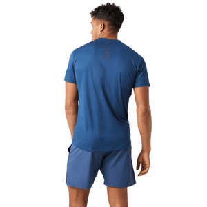 Achterzijde van het staalblauwe Ace Light T-shirt, gedragen door een model