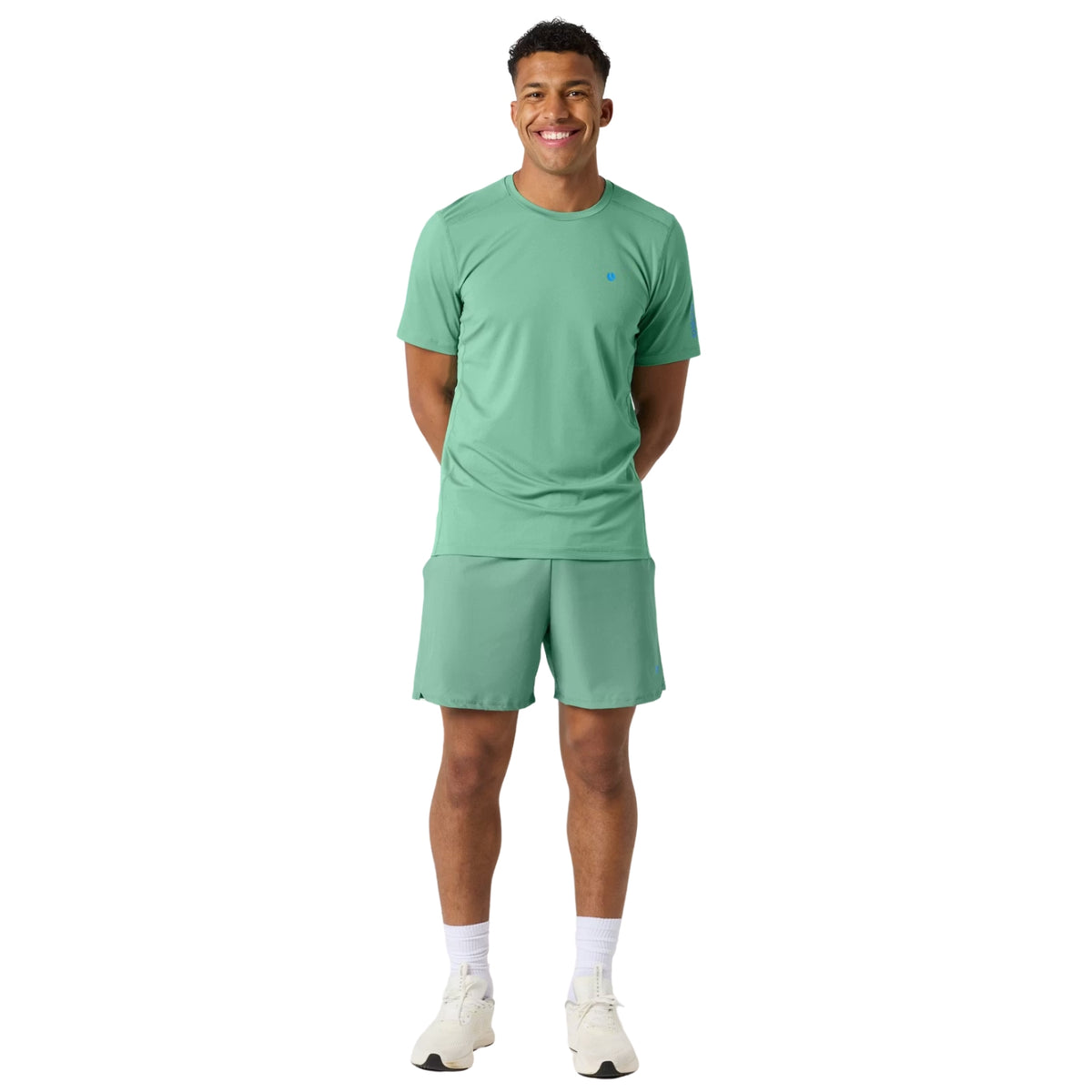 Model draagt de Bjorn Borg Ace set in mintgroen met T-shirt en short