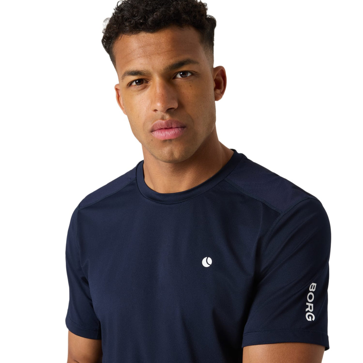 Detail van de mouw met Borg-logo van het donkerblauwe Ace Mesh Panel T-shirt