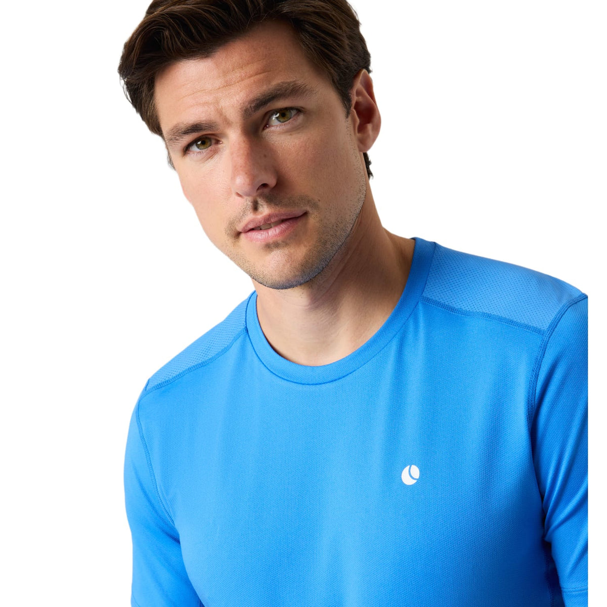 Detail van de ronde hals en het borstlogo op het blauwe Ace Mesh Panel T-shirt