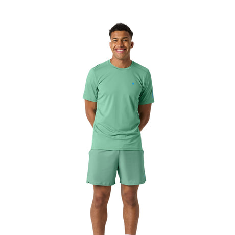 Model draagt het Bjorn Borg Ace Mesh Panel T-shirt voor heren in groen met short