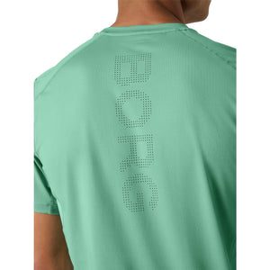Detail van het meshpaneel met Borg-print op de rug van het groene T-shirt