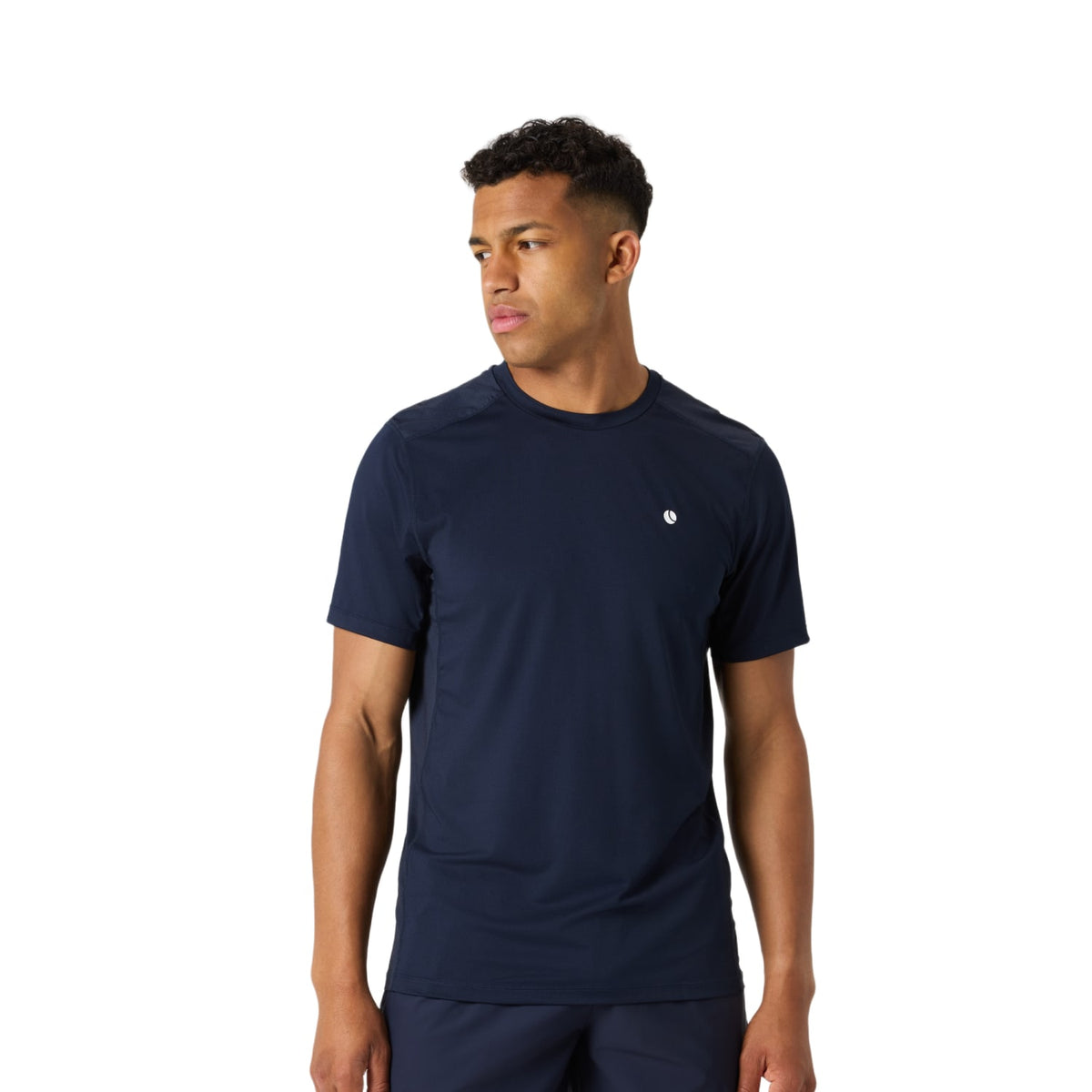 Model draagt het Bjorn Borg Ace Mesh Panel T-shirt voor heren in donkerblauw