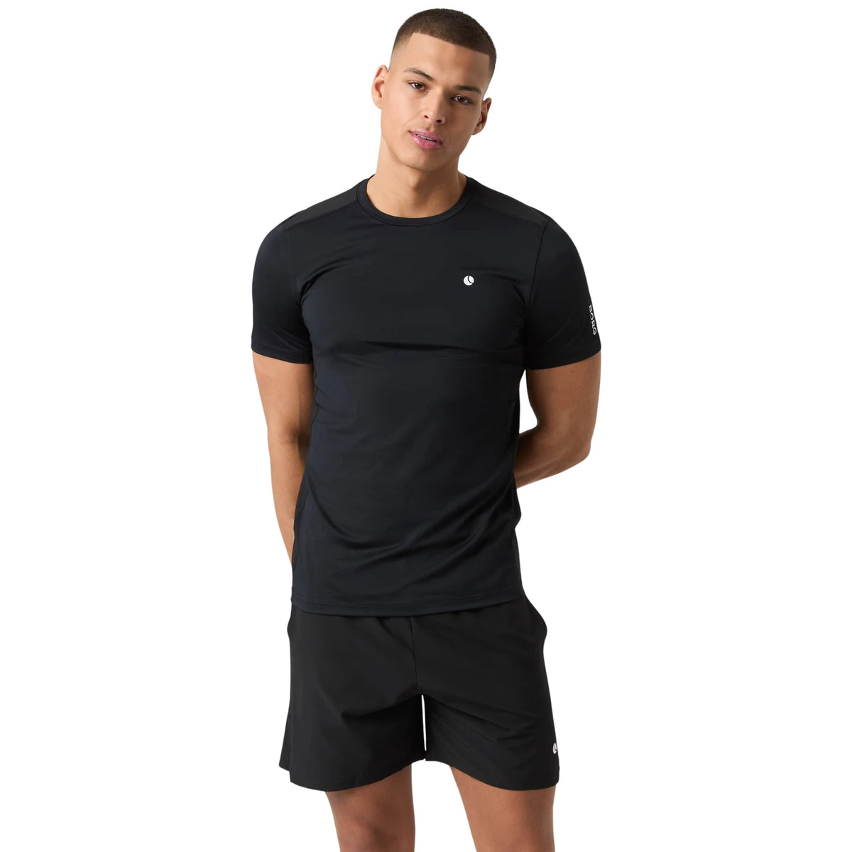 Model draagt het Bjorn Borg Ace Mesh Panel T-shirt voor heren in zwart met short