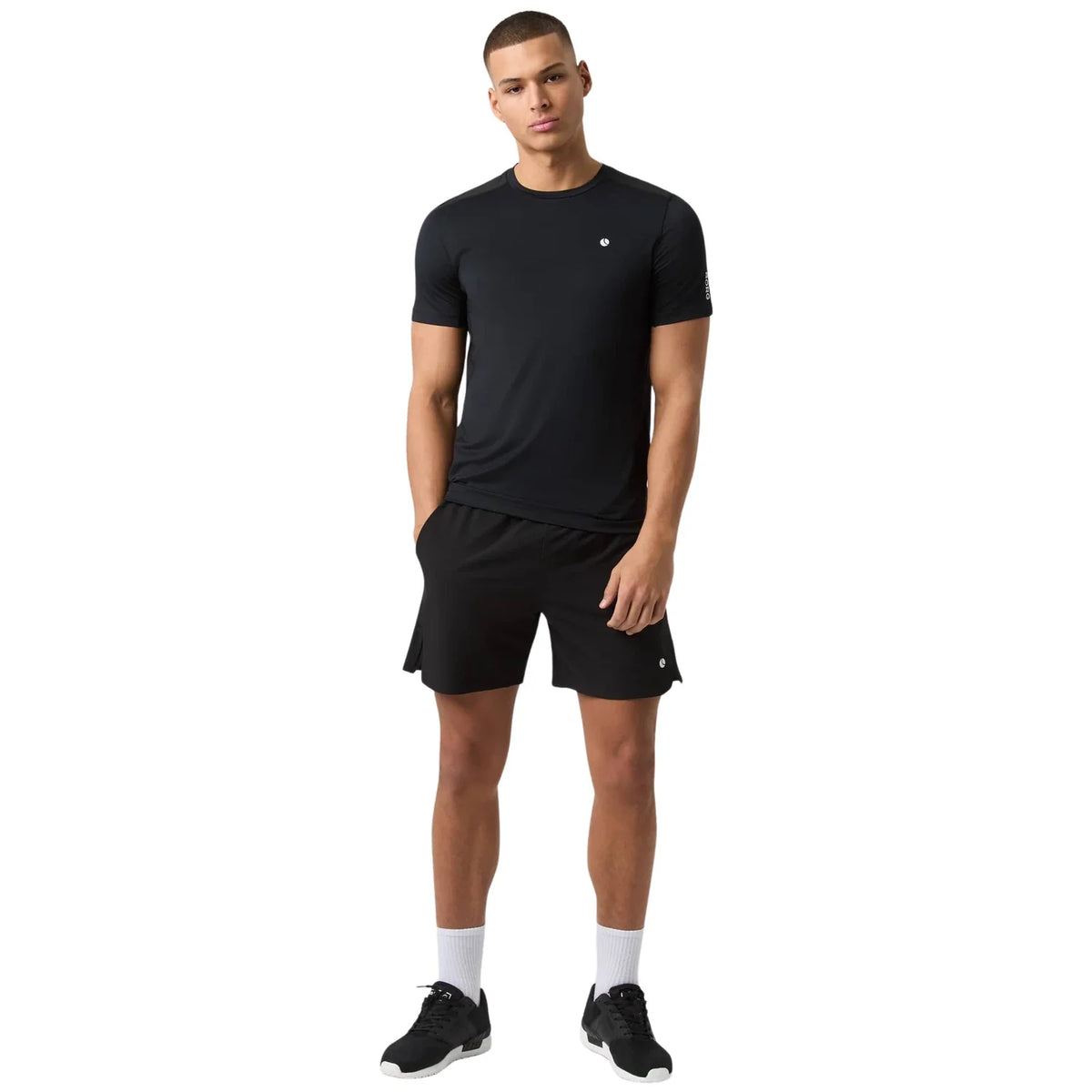 Model draagt de complete Björn Borg Ace Mesh Panel Black Set