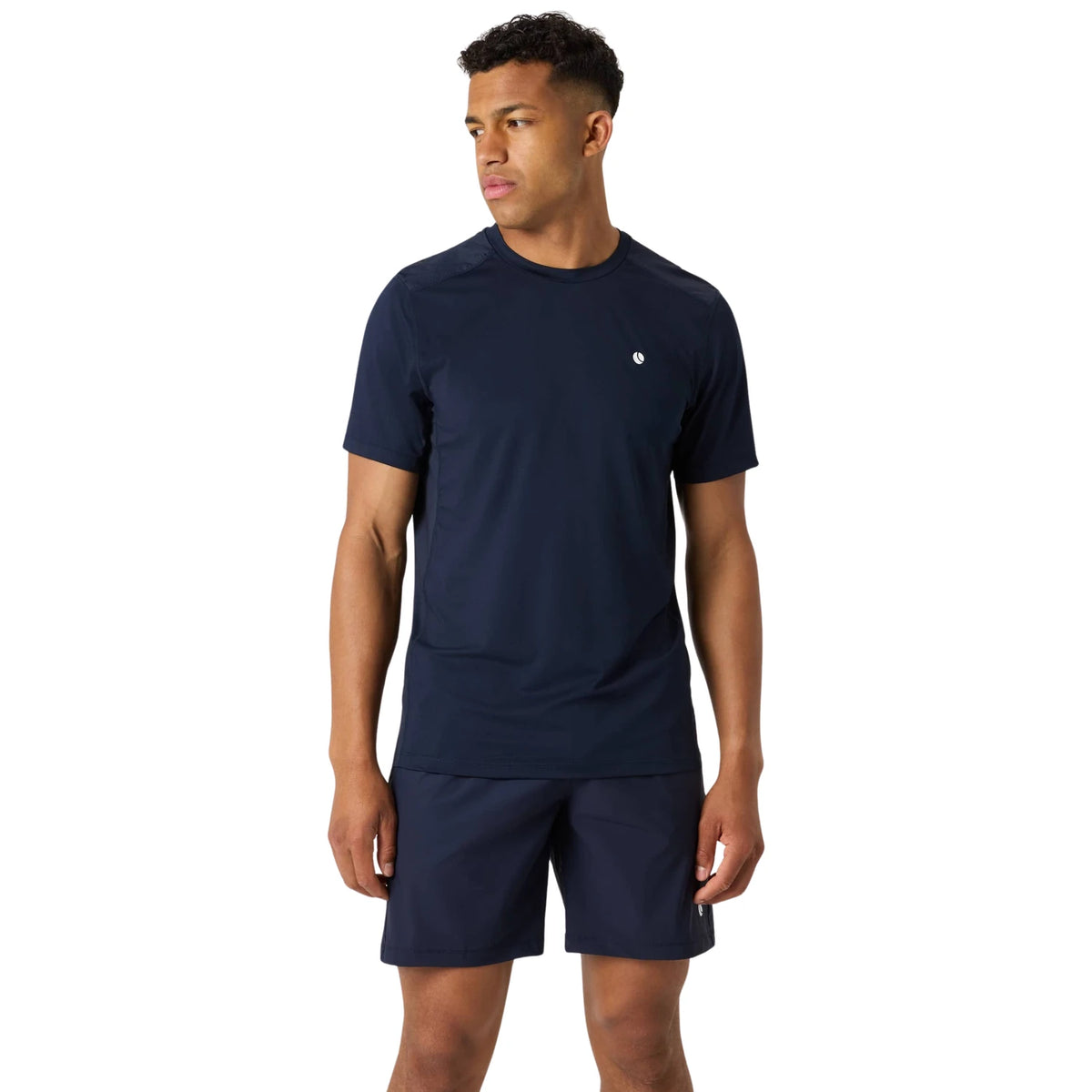 Model draagt het Bjorn Borg Ace Mesh Panel T-shirt voor heren in donkerblauw