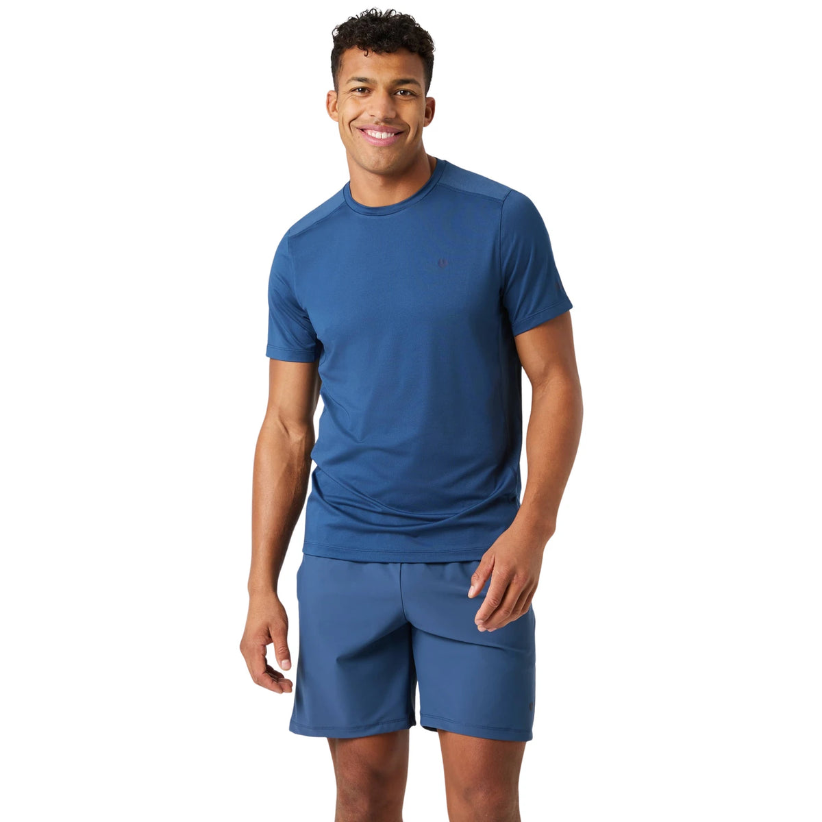 Model draagt het Bjorn Borg Ace Mesh Panel T-shirt voor heren in staalblauw