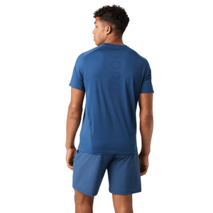 Achterzijde van het staalblauwe Ace Mesh Panel T-shirt met logoprint op de rug