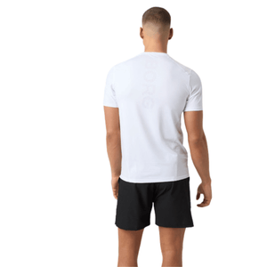 Achterzijde van het witte Bjorn Borg Ace Mesh Panel T-shirt met zwarte short