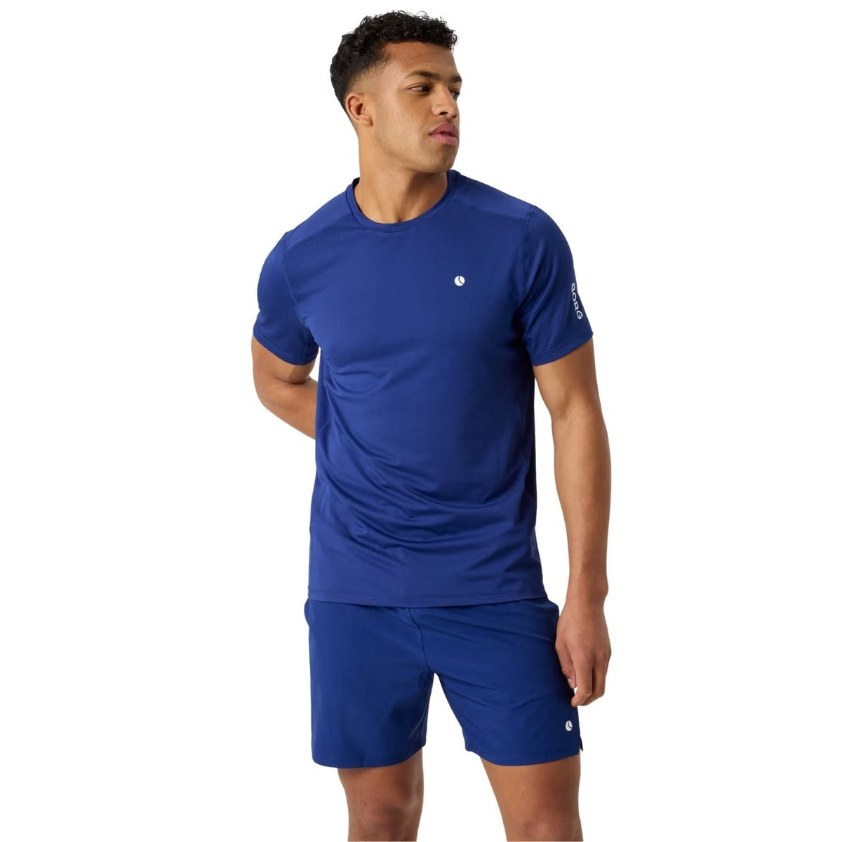 Model draagt het indigoblauwe Ace Mesh Panel T-shirt met bijpassende short