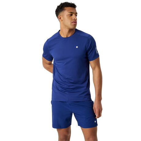 Model draagt het indigoblauwe Ace Mesh Panel T-shirt met bijpassende short