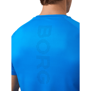 Detail van de BORG-print op de rug van het helderblauwe Ace Mesh Panel T-shirt