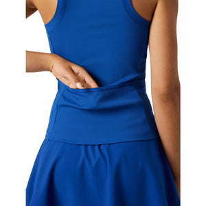 Model toont de zak in de taille van de blauwe Bjorn Borg Ace tanktop