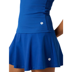 Detail van het logo op de blauwe Bjorn Borg Ace tennisrok en tanktop