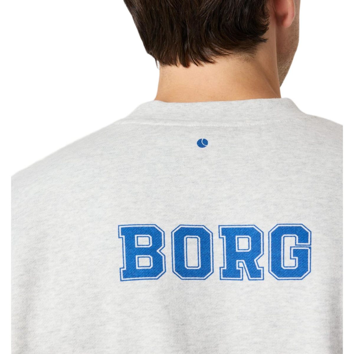 Detail van de blauwe BORG-letters op de rug van het lichtgrijze Bjorn Borg sweatshirt