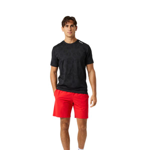 Model draagt het zwarte Bjorn Borg Ace Performance T-shirt met rode short, vooraanzicht