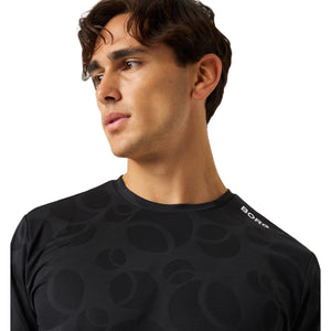 Close-up van het zwarte Bjorn Borg Ace Performance T-shirt met tonale cirkelprint en BORG-opdruk