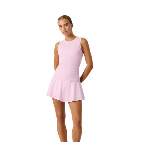 Model draagt de Bjorn Borg Ace tanktop met zak in lichtroze en bijpassende rok