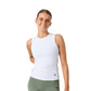 Model draagt de Bjorn Borg Ace geribde tanktop in wit met groene short