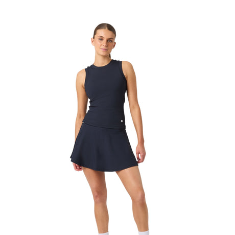 Model draagt de Bjorn Borg Ace tanktop met zak in donkerblauw en tennisrok