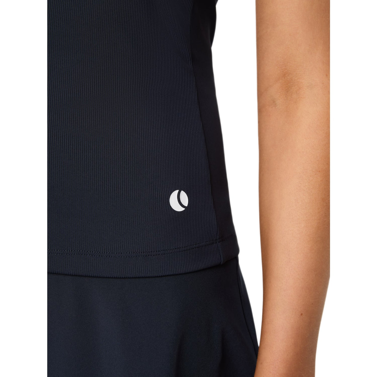 Detail van het logo op de zoom van de donkerblauwe Bjorn Borg Ace tanktop