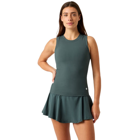 Model draagt de donkergroene Bjorn Borg Ace tanktop, hand in de zij