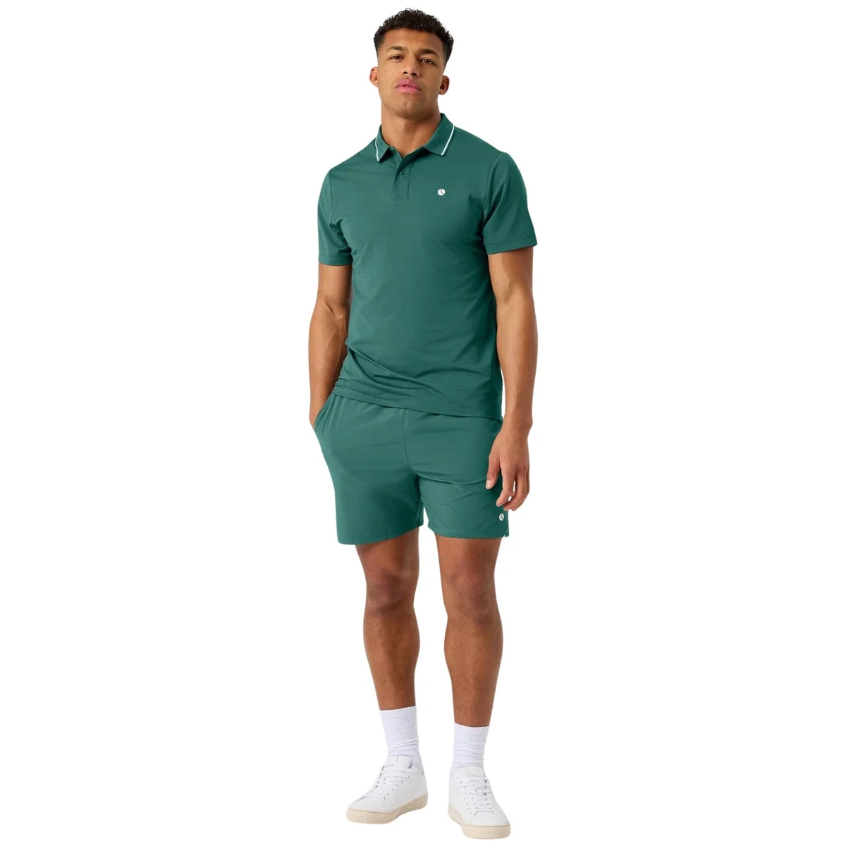 Model draagt de complete Björn Borg Ace Polo Mallard Green Pro Set