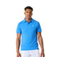 Model draagt de Bjorn Borg Ace polo voor heren in blauw met witte short