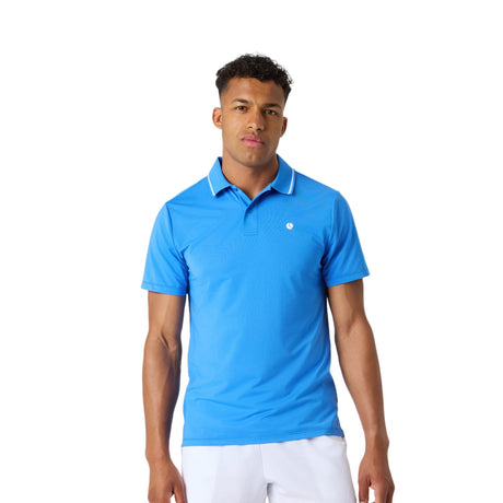 Model draagt de Bjorn Borg Ace polo voor heren in blauw met witte short