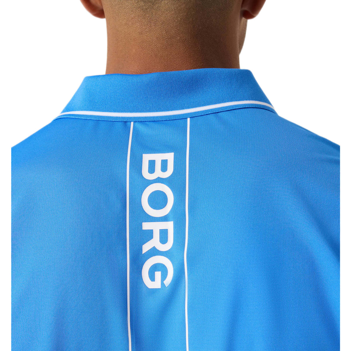Detail van de witte BORG-print op de rug van de blauwe Bjorn Borg Ace polo