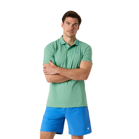 Model draagt de Bjorn Borg Ace polo voor heren in mintgroen met blauwe short