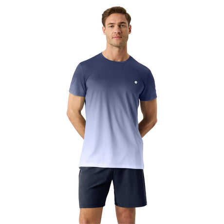 Model draagt het Ace T-shirt met grijsblauw kleurverloop en marineblauwe short